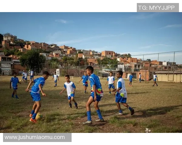 足球明星在绿茵场上踢球的精彩瞬间与动感BGM完美融合的视听盛宴